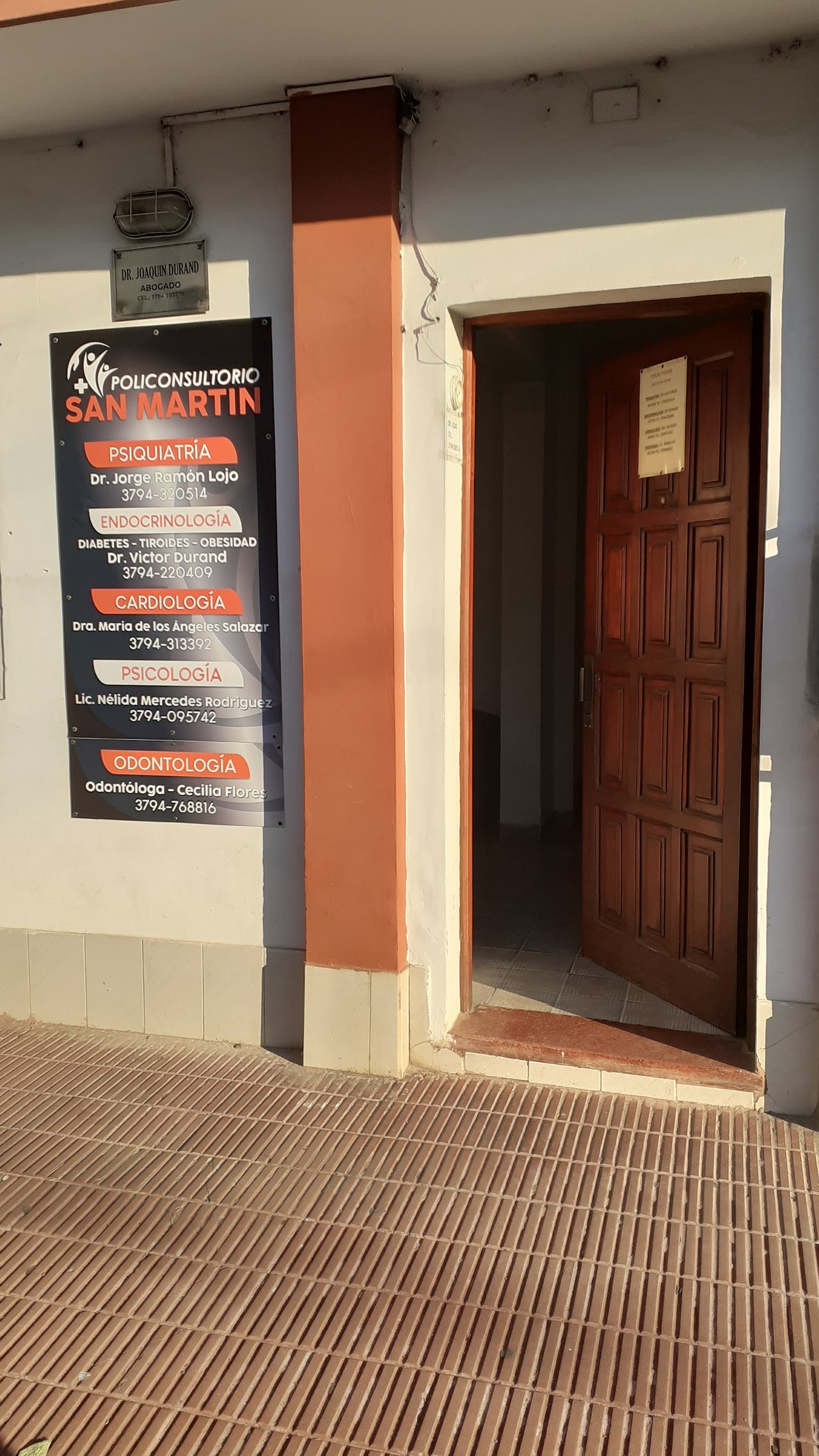 Entrada del consultorio ODONTHY en Corrientes
